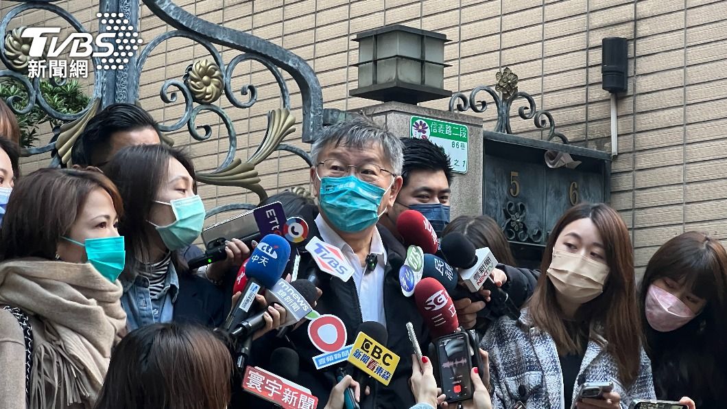 台灣民眾黨主席、前台北市長柯文哲今(26)日回台大報到,在上班前受訪。(圖/方炳超攝)