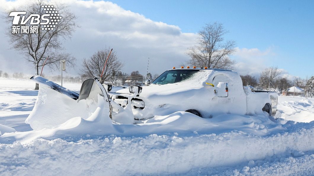 積雪厚到連當地的除雪車都被白雪覆蓋。(圖/達志影像路透社)