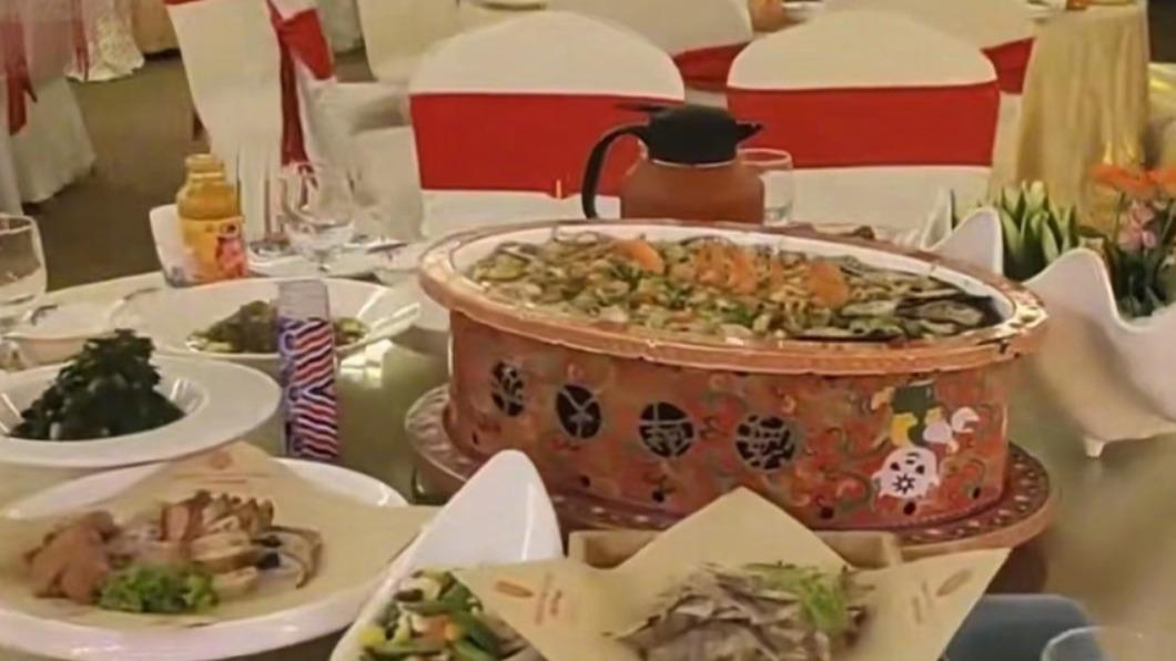 婚宴菜色豐富,但沒有人賓客出席。(圖/翻攝自《中國網直播》微博)