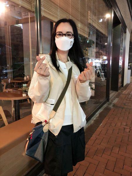 鄭艷麗日前與母親一起大啖上海菜。(圖/翻攝自鄭艷麗臉書)