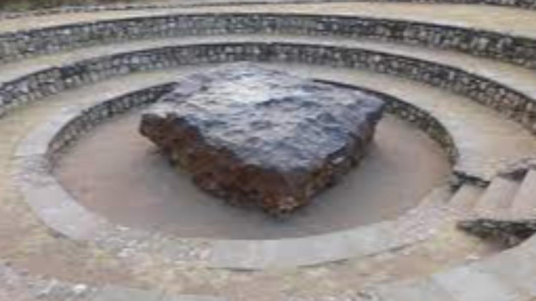 目前全球最大的隕石,是非洲納米比亞西霍巴農場(Hoba West)的霍巴隕鐵(Hoba)。(圖/翻攝自 維基百科)