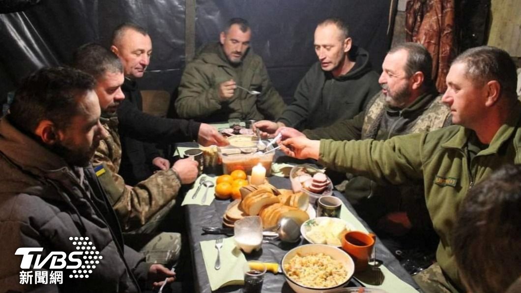 一群烏克蘭士兵在狹小的秘密空間中享用著他們的耶誕大餐。（圖／達志影像路透社）