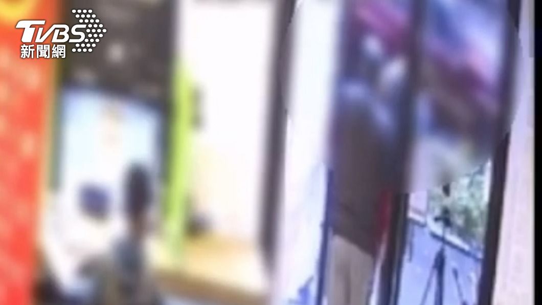 補習班負責人上前勸說。（圖／TVBS）