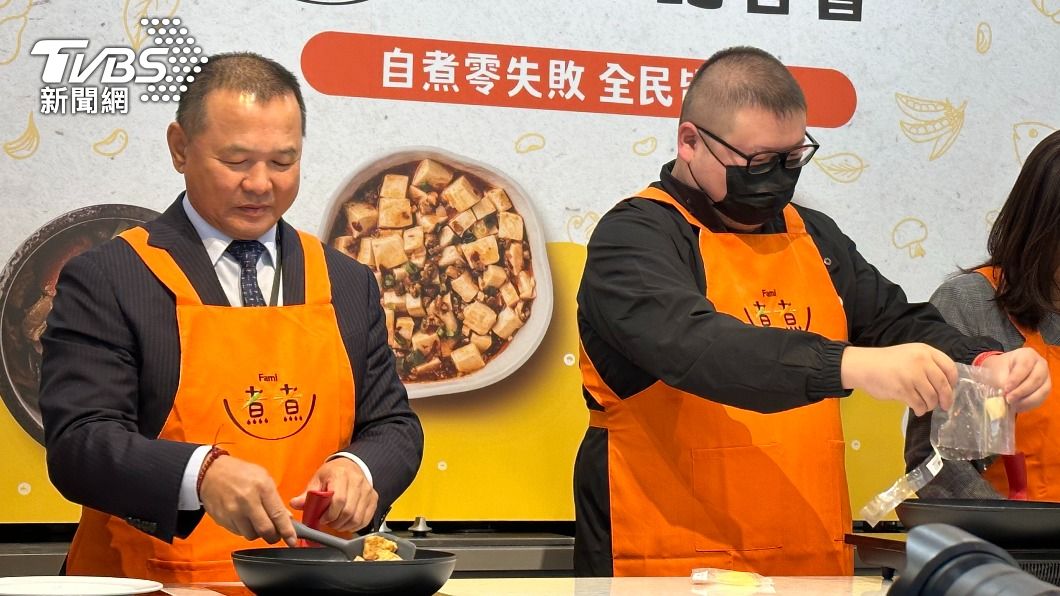 全家總經理薛東都(左)親自示範。(圖/許稚佳攝)
