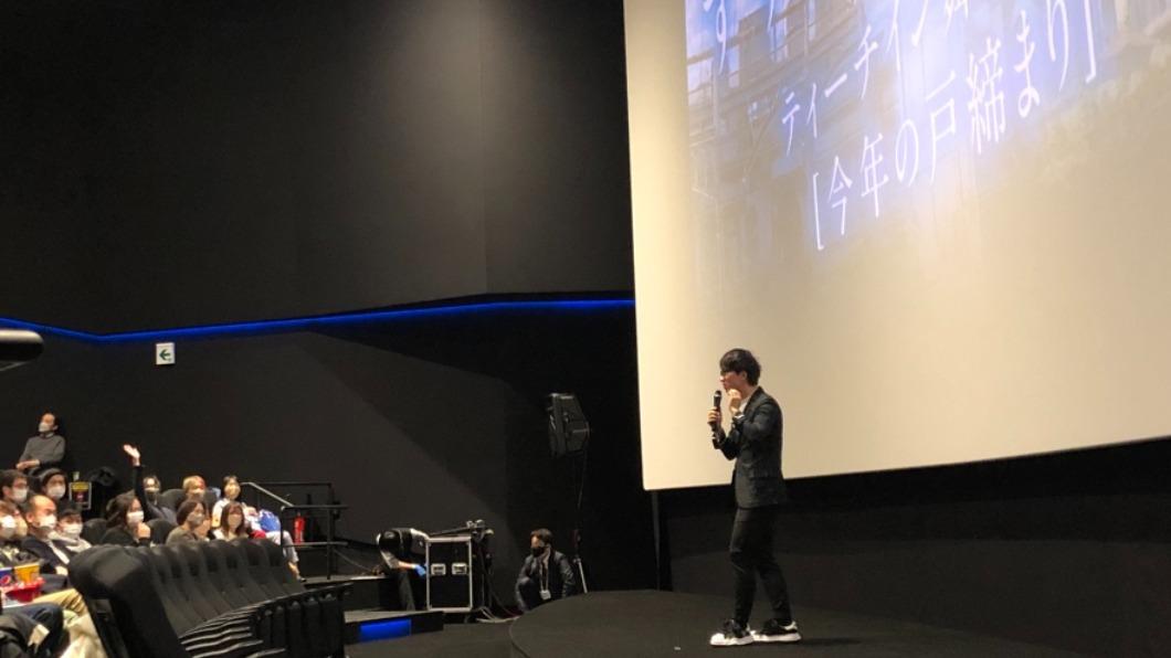 導演新海誠也到電影院與觀眾見面。新海誠最新動畫電影作品《鈴芽之旅》海報。（圖／翻攝自新海誠推特）