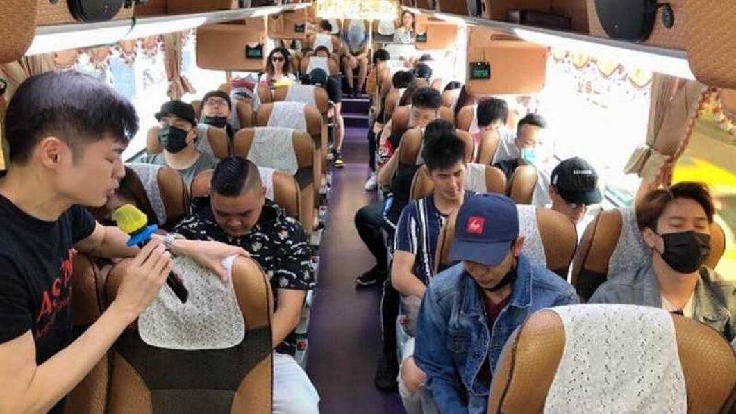 宋逸民(圖左)率藝起發光協會成員為太魯閣號乘客祈禱。(圖/翻攝自臉書)