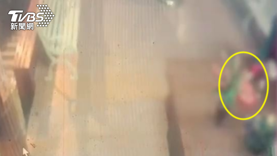 民眾擺在桌上的金香核桃糕被婦人偷走。(圖/TVBS)