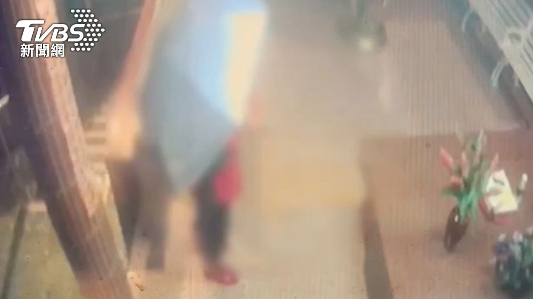 監視器畫面拍下婦人行竊過程,警方循線將人通知到案。(圖/TVBS)