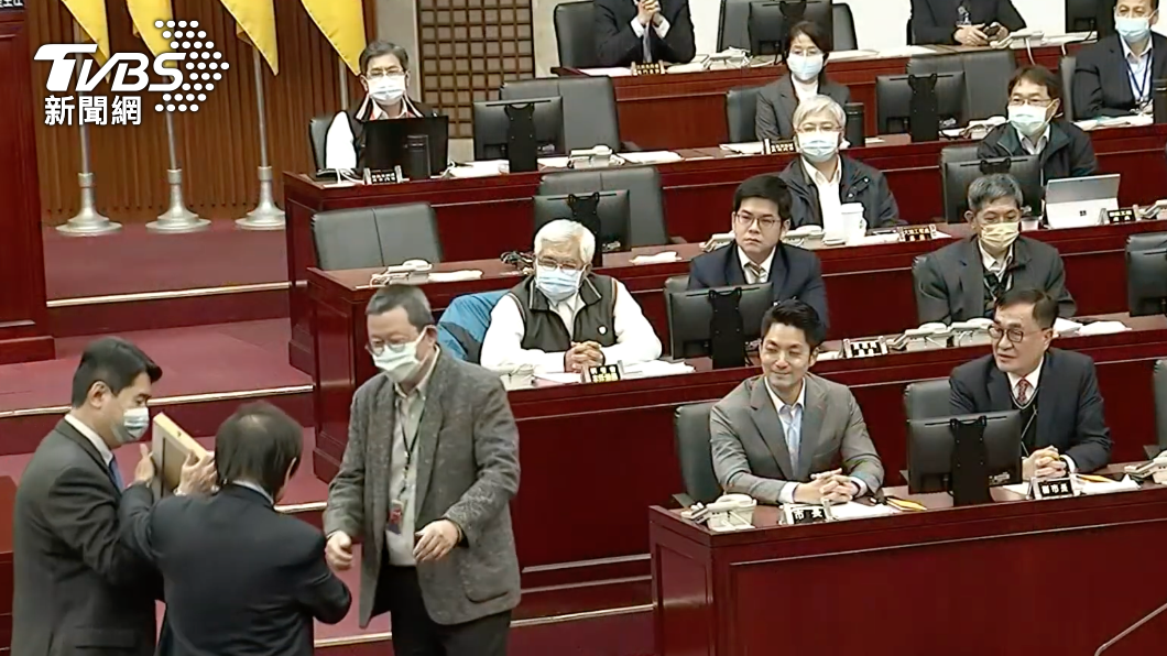 綠營議員王世堅送上蔣公遺照,坐在座位上的市長蔣萬安尷尬一笑。(圖/TVBS)