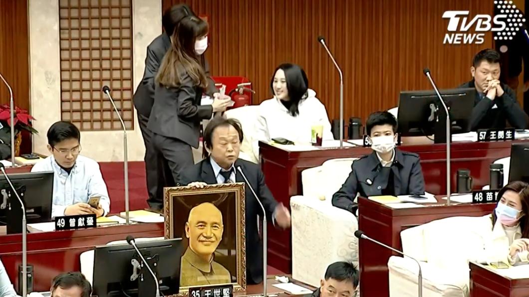 綠營議員王世堅送上蔣公遺像要警惕新任市長蔣萬安。(圖/TVBS)