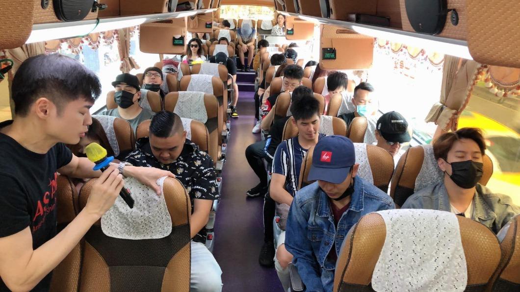 宋逸民帶領全車禱告。(圖/翻攝自藝起發光)