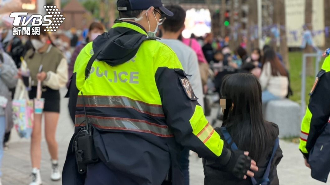 「別怕,我們在!」女童與外婆耶誕城走失 3警協力讓她展笑顏