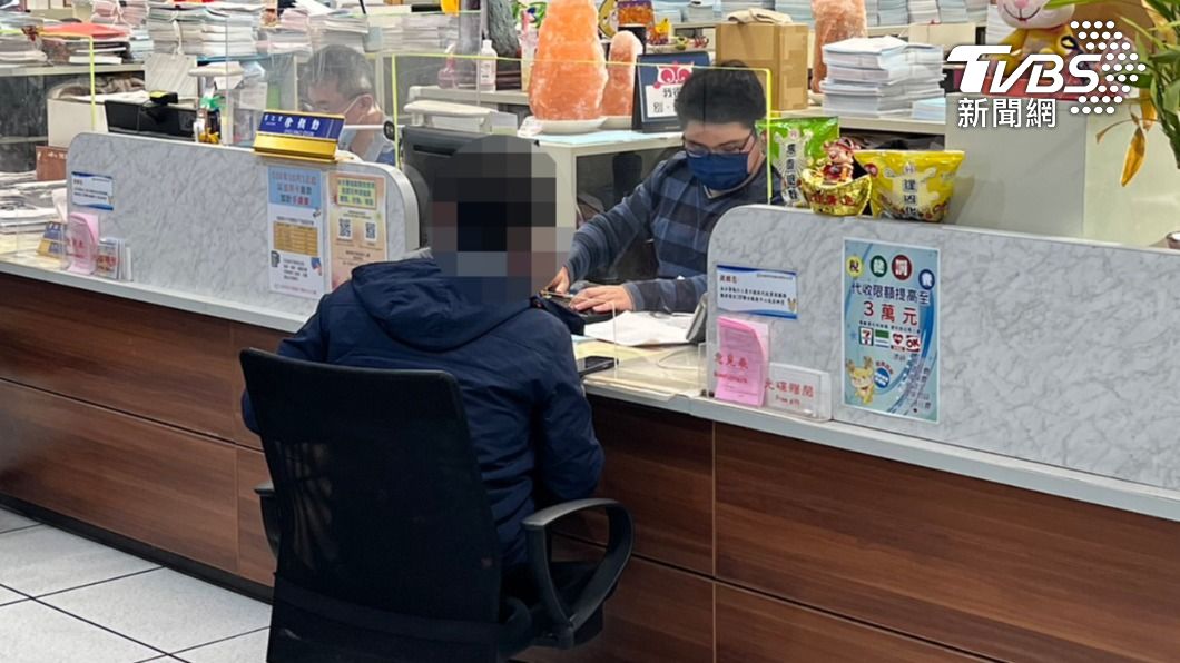 男子先前因在室外脫口罩抽菸,遭警方開罰3000元。(圖/TVBS)
