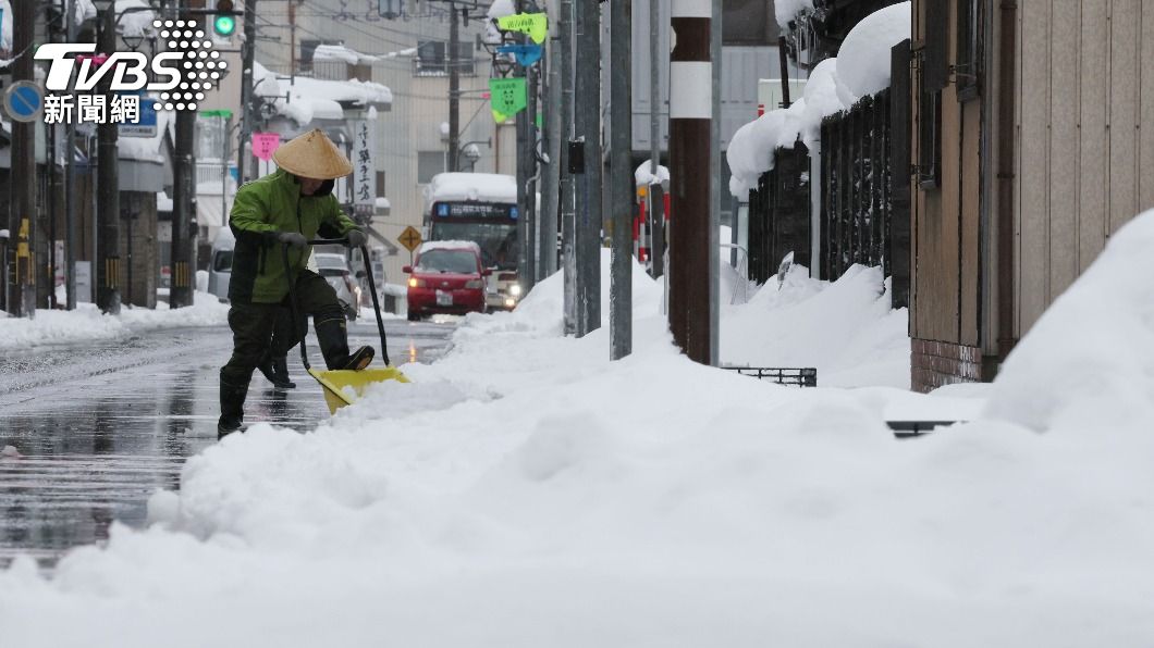 日本大雪「北海道下到九州」10天17死 數萬戶停電搶通