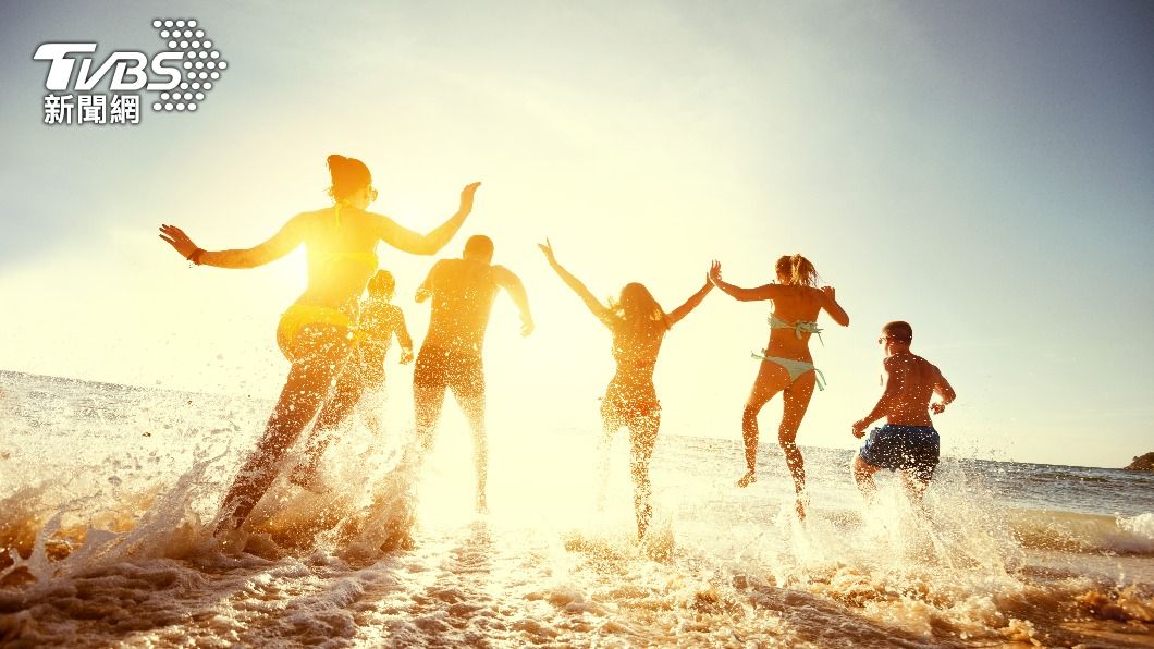 事發當時少年和朋友到海灘玩水。(示意圖/shutterstock達志影像)