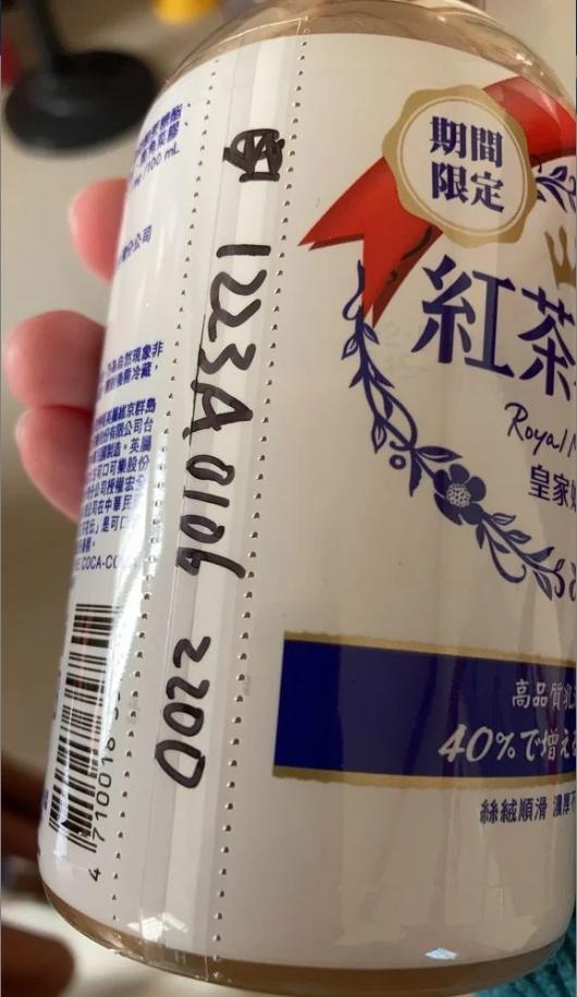飲料瓶身被寫上一串神秘數字。(圖/翻攝自Dcard)