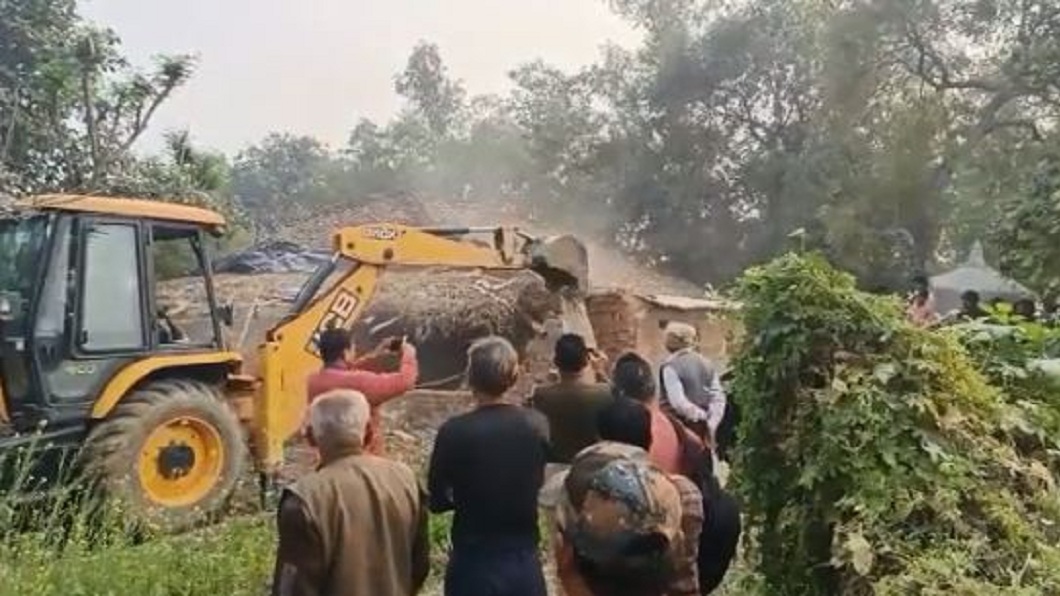 事後男子被逮其住家也被查出是違章建築，遭相關單位立刻拆除。（圖／翻攝自推特Naren Mukherjee @NMukherjee6）