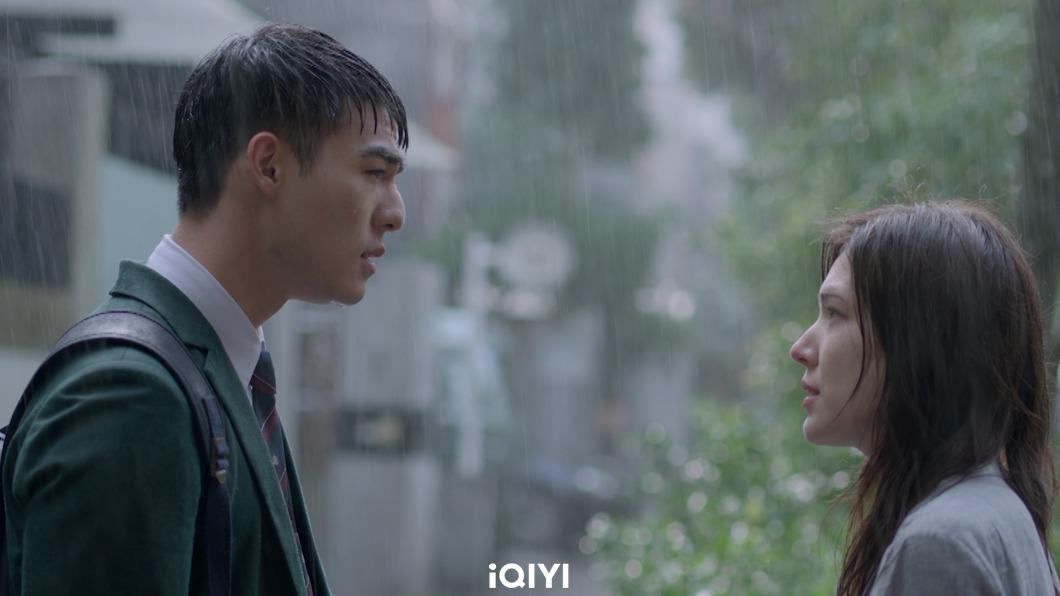 陳昊森雨中告白許瑋甯。(圖/愛奇藝國際站提供)