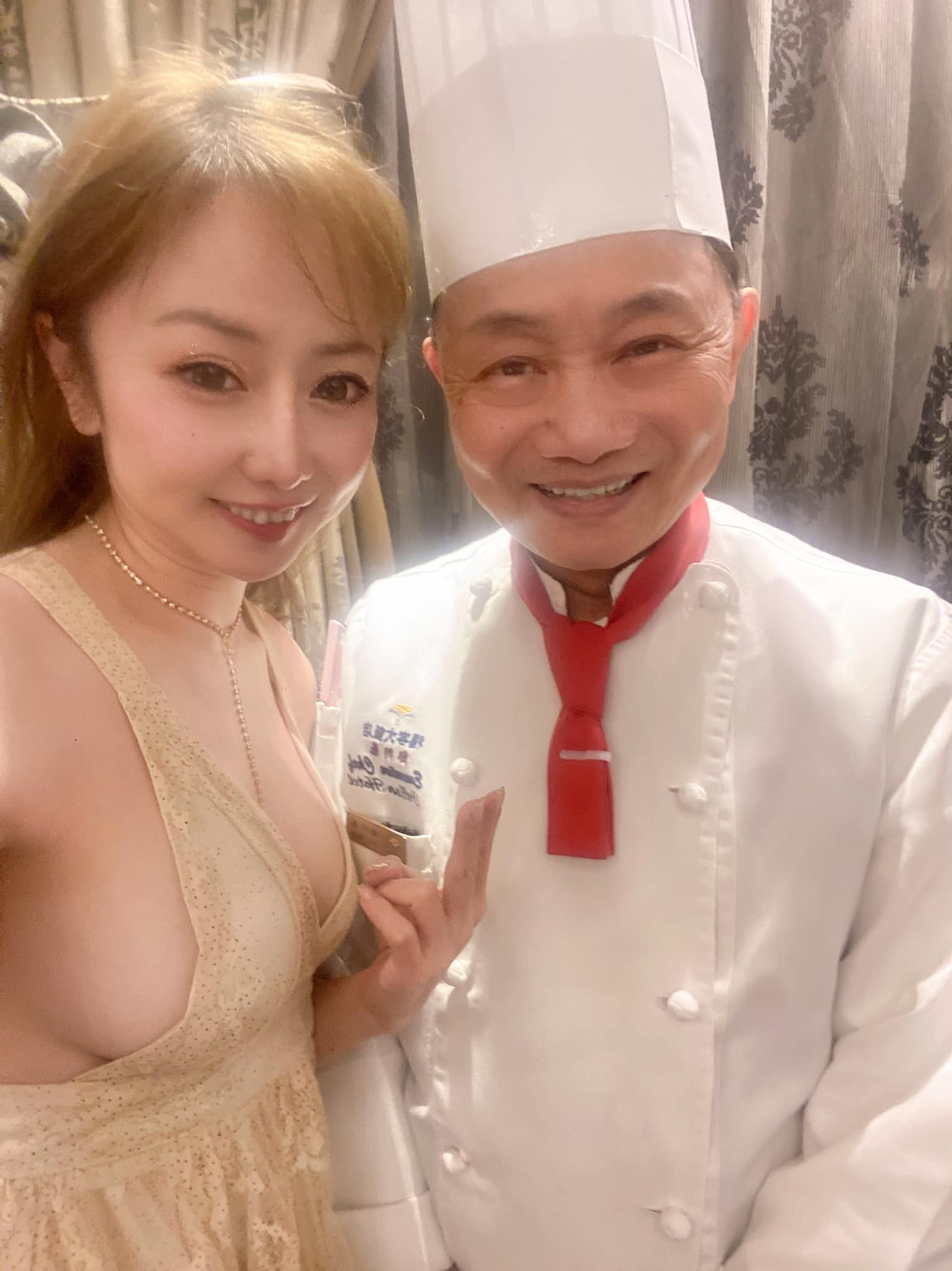T妹小洋裝包不住傲人E級半球。（圖／翻攝自T妹臉書）