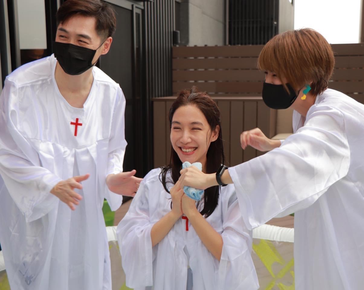 宋逸民(左)幫依依(中)受洗。(圖/翻攝自藝起發光臉書)