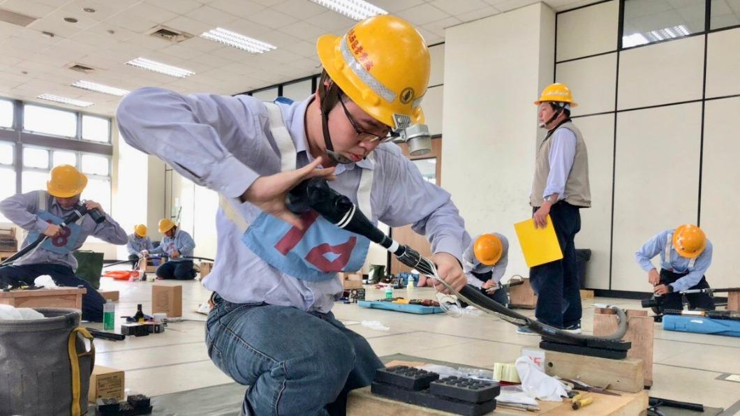 電機修護、機械修護、起重技術等類別考生今年將加考握力測試,以符合工作實務需求。(圖/台電提供)
