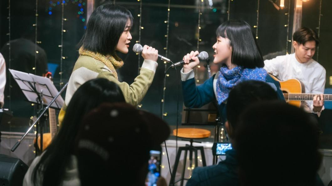 彤溫岑二重唱飆唱大小S的〈十分鐘的戀愛〉客語版。(圖/大賞門文化提供)
