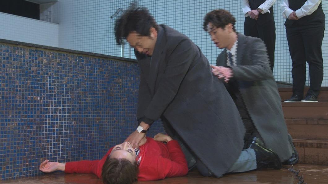 張書偉劇中為搶救羅巧倫,對她做CPR。(圖/民視提供)