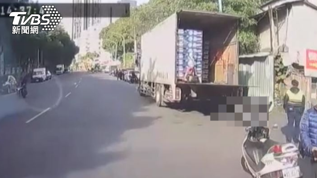 貨車臨停路邊下貨降尾門 女騎士沒煞猛撞斷頸當場慘死