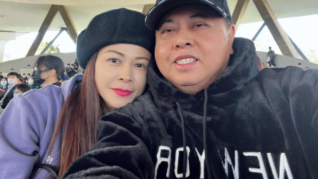 58歲黑面「超正愛妻」罕見曝光 飄仙氣質網驚呼:好像關之琳