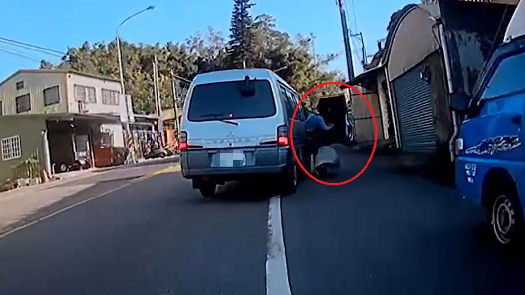 一言不合就跳車!妻子滾一圈落地嚇傻民眾 警要開罰了