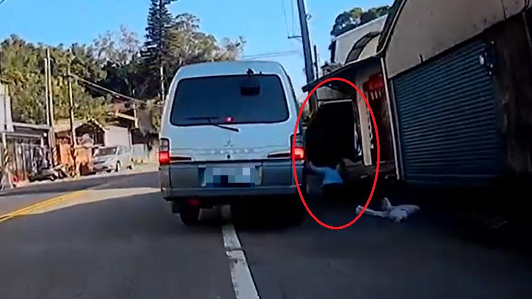 婦人跳車滾一圈摔地。(圖/翻攝自黑色豪門企業)