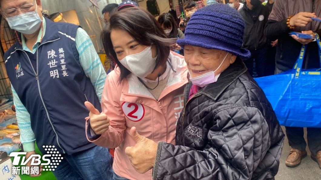 吳怡農行軍照瞄準鏡裝反 王鴻薇酸:不是擺姿勢就是專家