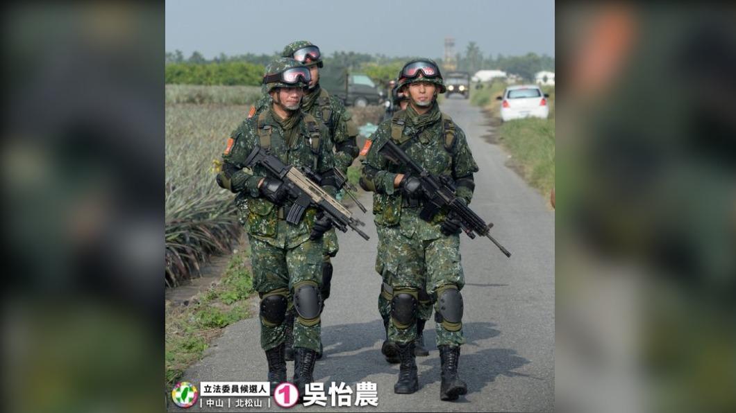 民進黨台北市立委補選候選人吳怡農臉書上貼出行軍時全副武裝的照片，被生存玩家發現光學瞄準鏡裝反。（圖／吳怡農臉書）