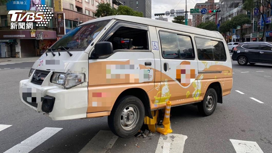 底盤卡在庇護島上,動彈不得。(圖/TVBS)