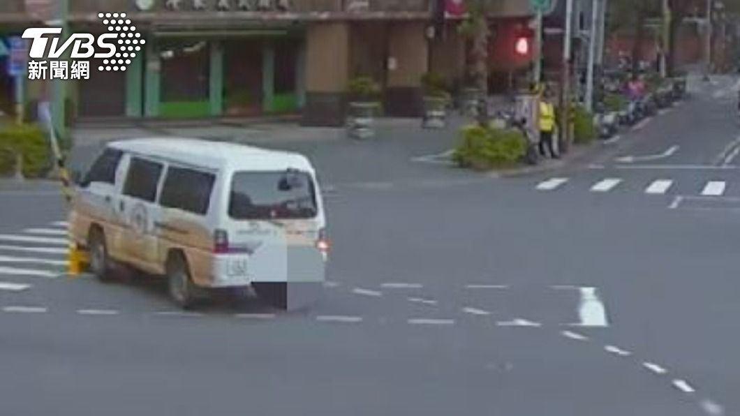 復康小巴事後遭拖吊車拖離排除。(圖/TVBS)
