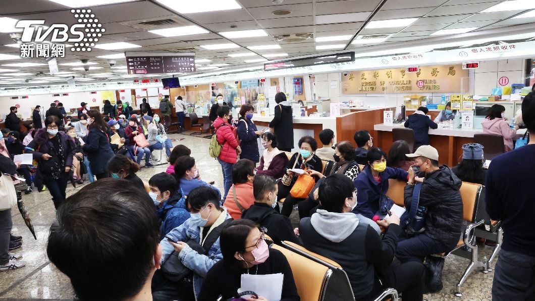 民眾搶出國!護照申辦爆量 明年1/3起核發天數延至6天