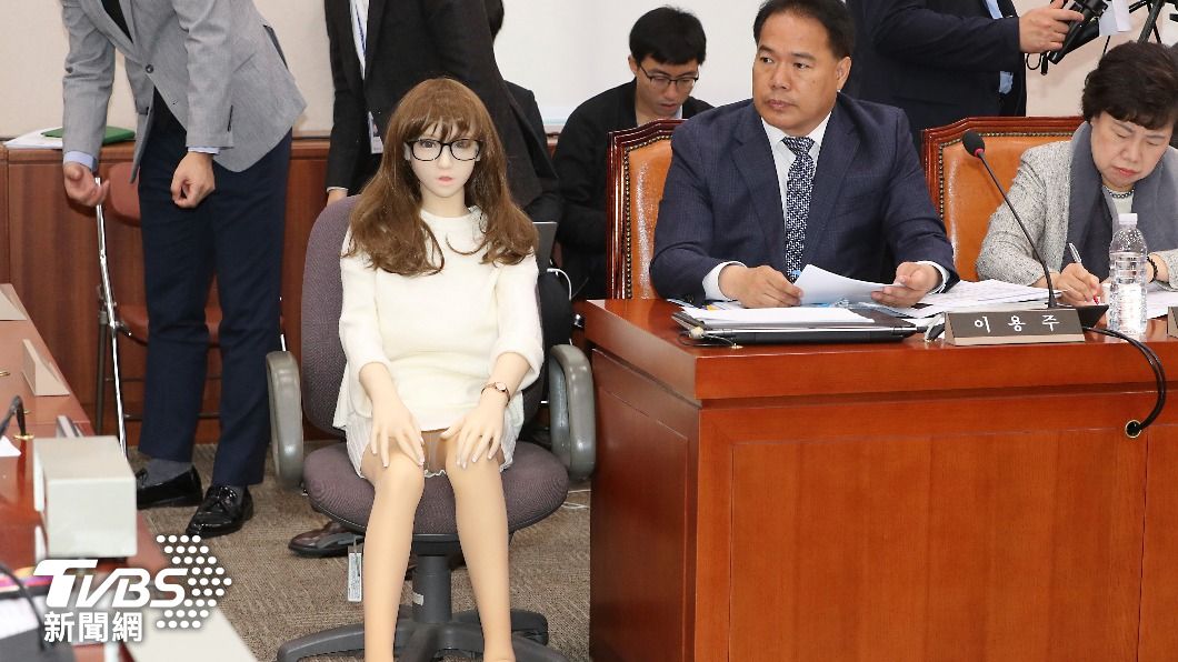 南韓國會議員帶著仿真人尺寸的充氣娃娃,表達支持解除進口限制的決心。(圖/達志影像美聯社)