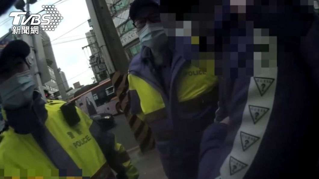 警方當場查獲一名詐欺通緝犯。（圖／TVBS）