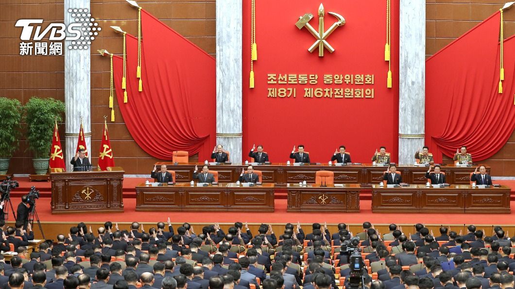 朝鮮勞動黨中央委員會成員出席大會,與此同時,無人機正闖入南韓領空範圍。(圖/達志影像路透社)