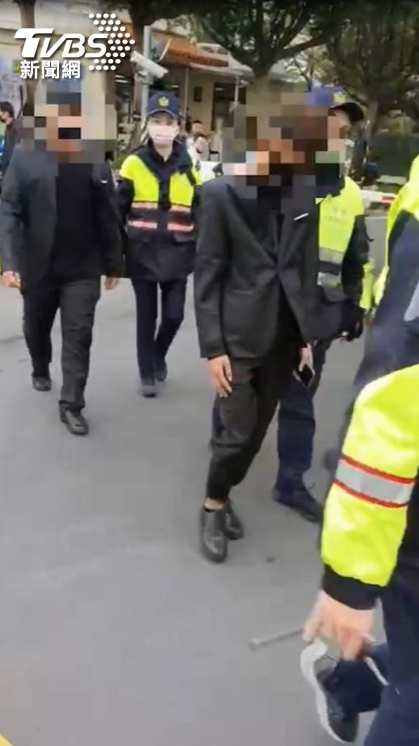多達25名未成年少年被警方帶回派出所。（圖／TVBS）