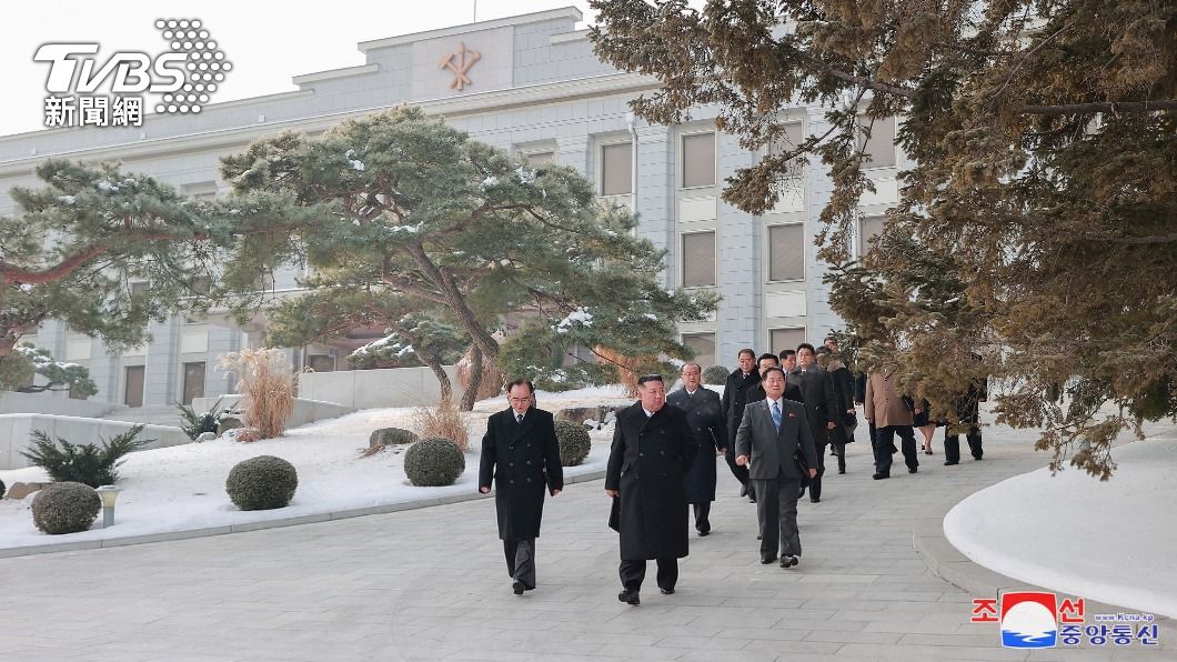 金正恩前往北韓憲法頒布50周年大會會場。(圖/達志影像路透社)