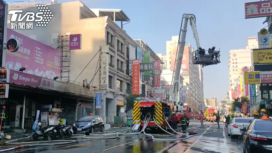 快訊／台中太平商店街竄黑煙　男員工手、臉二度燒燙傷衝出