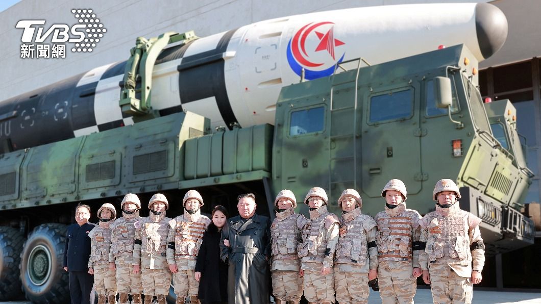 金正恩與洲際彈道飛彈合照。北韓近日大秀軍武實力,試圖恫嚇國際社會。(圖/達志影像路透社)