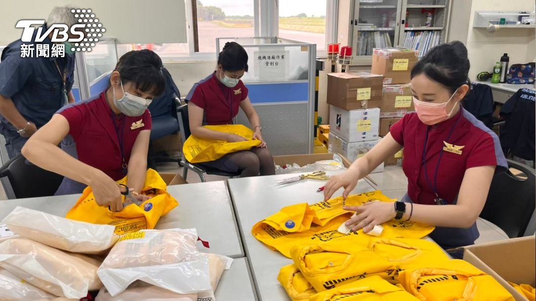 救生衣由空服員手工充氣、拆解。（圖／華信航空Facebook）