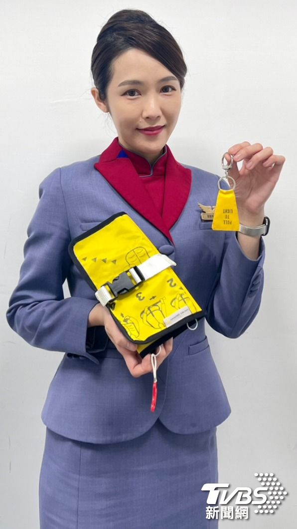 飛機上的救生衣改造成隨身配件。（圖／華信航空提供）