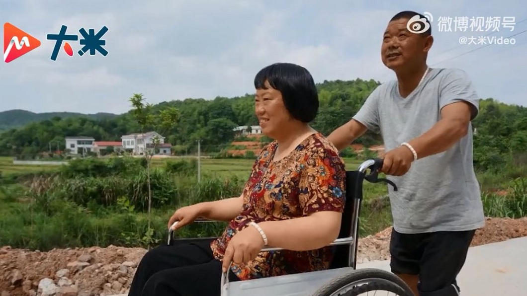 這段男女相戀1個月後準備結婚時,卻在領證過程中車禍女方下半身終身癱瘓。(圖/翻攝自微博)