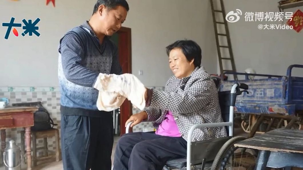 男方並未拋棄且無怨無悔地照顧女友30年。(圖/翻攝自微博)