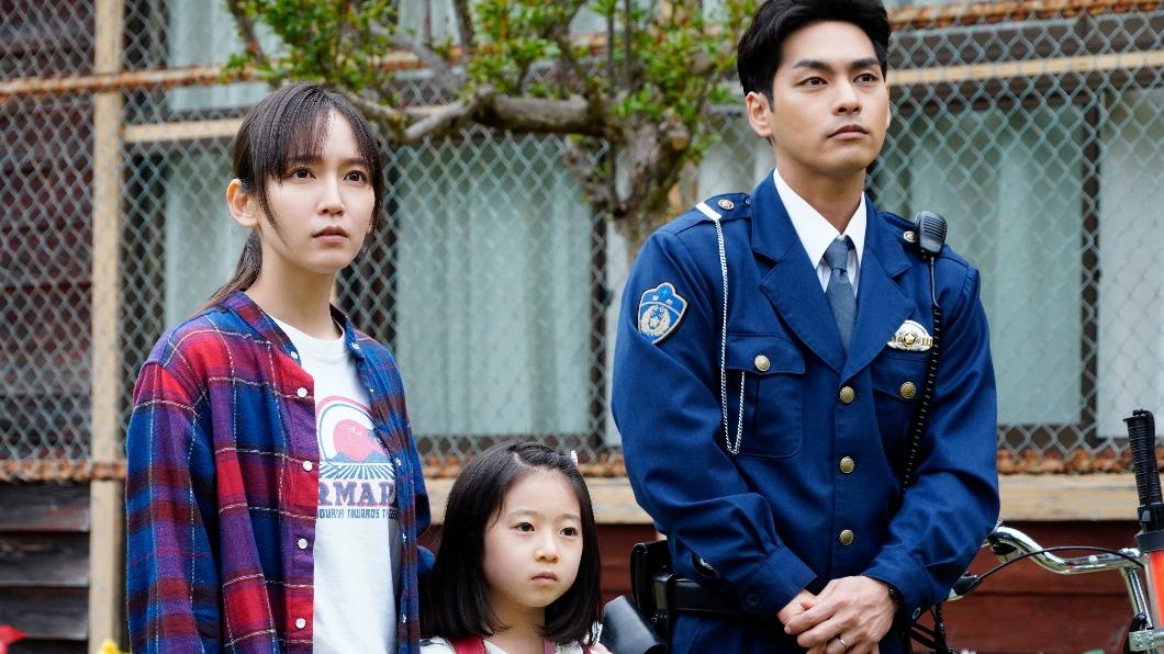 柳樂優彌（右）、吉岡里帆（左）飾演夫妻，來到神祕的供花村。（圖／Disney+提供）