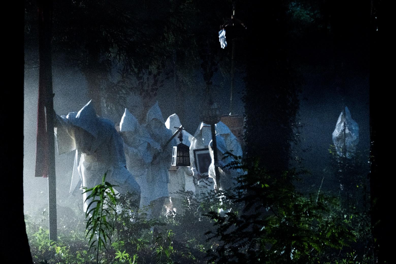 到底供花村中發生的「離奇命案」,真相是什麼?(圖/Disney+提供)