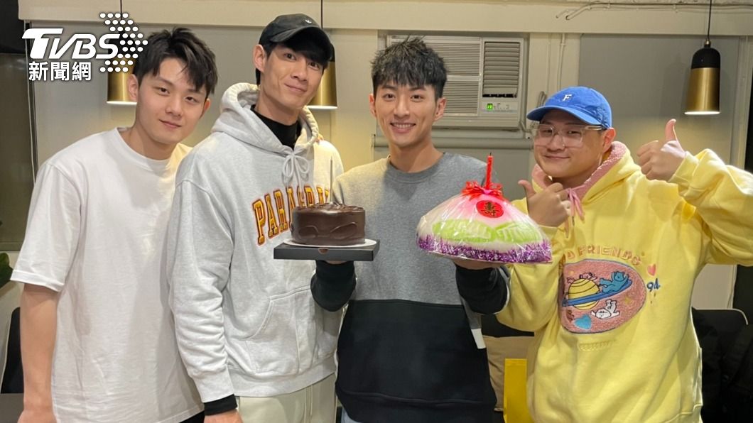 「機智男孩 IT BOYZ」成員驚喜為鍾岳軒(右二)慶生。(圖/TVBS)